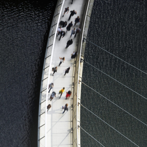 Rush hour over a wharf's bridge